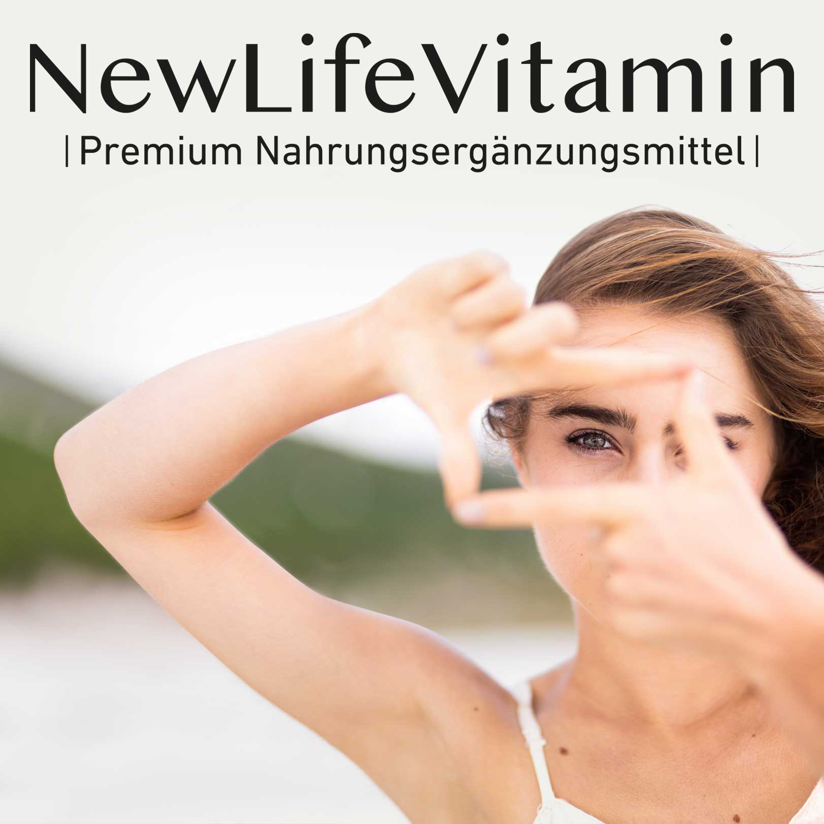 eine Frau die ein Viereck aus ihren Finger formt und dadurch in die Kamera guckt