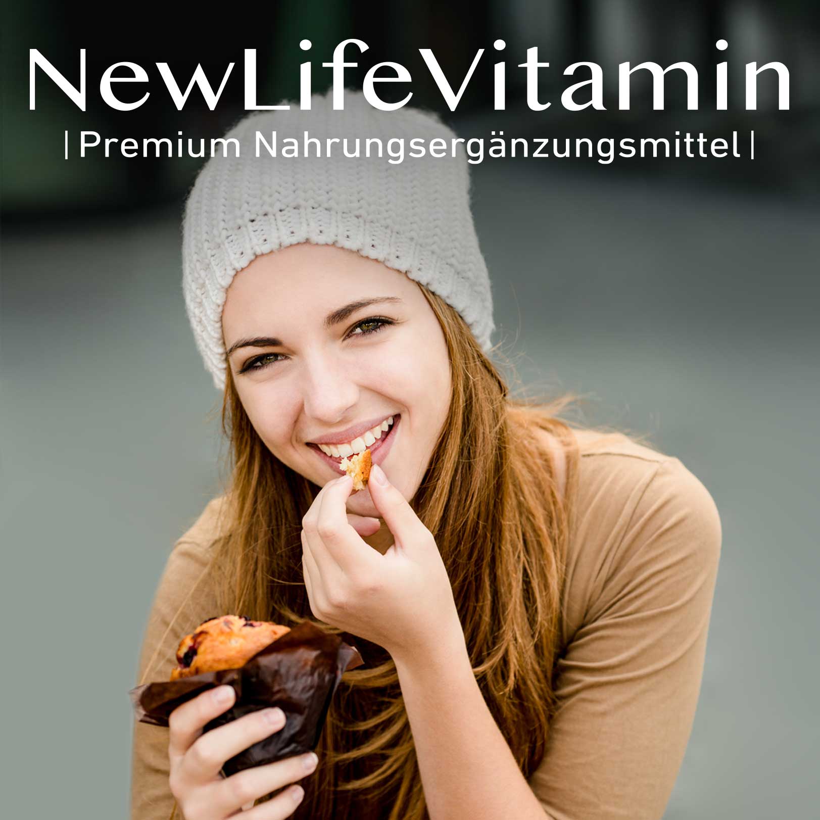 eine Frau mit Mütze isst ein Muffin und grinst in die Kamera