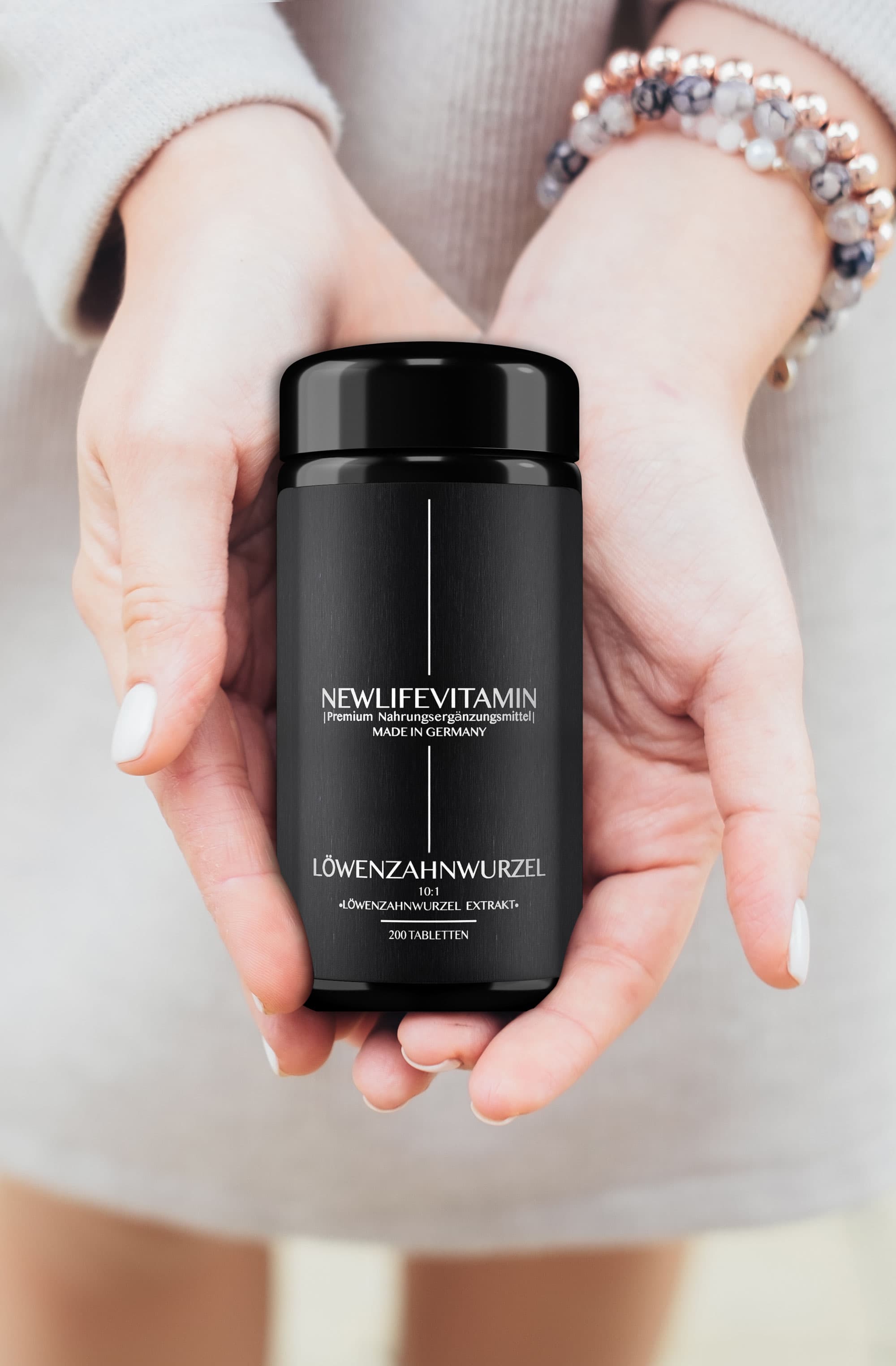 Frau die eine NewLifeVitamin Flasche entgegen der Kamera hält