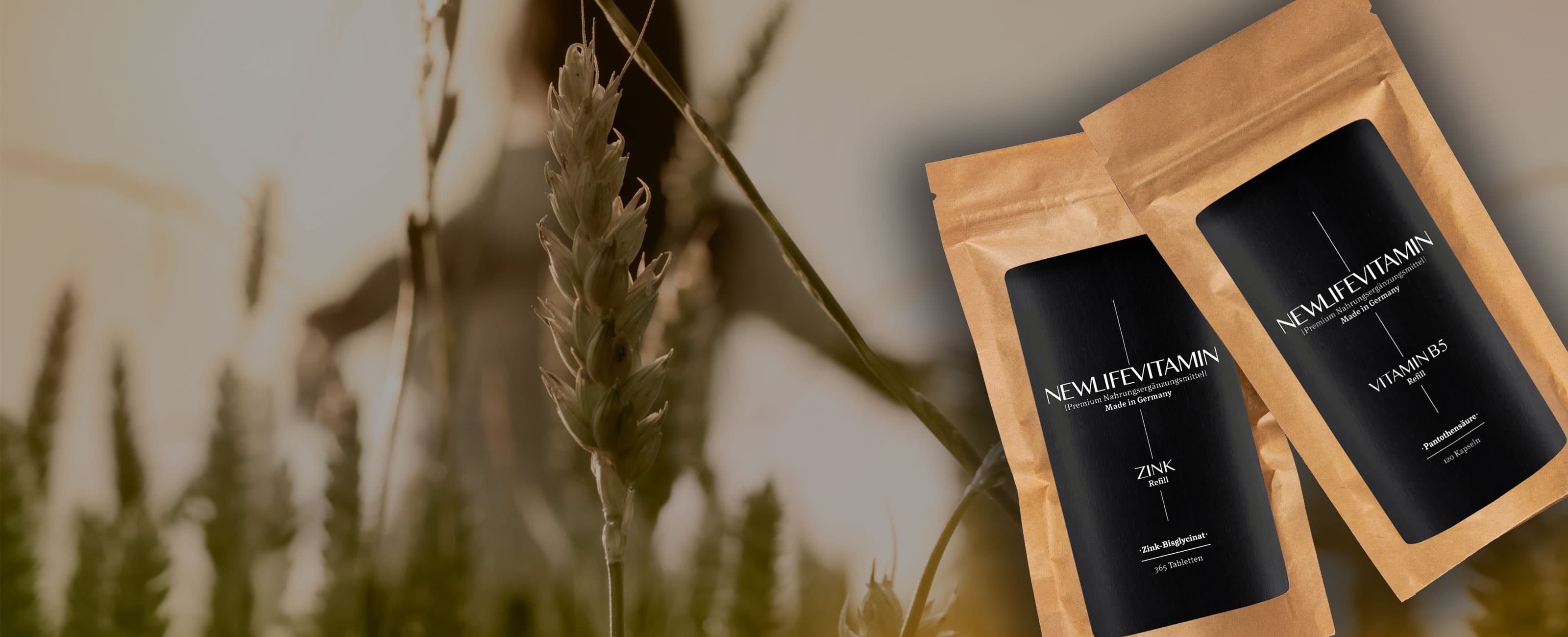 2 Produktbilder von Zink und Vitamin B5 und im Hintergrund unscharf ein Weizenfeld zu erkennen