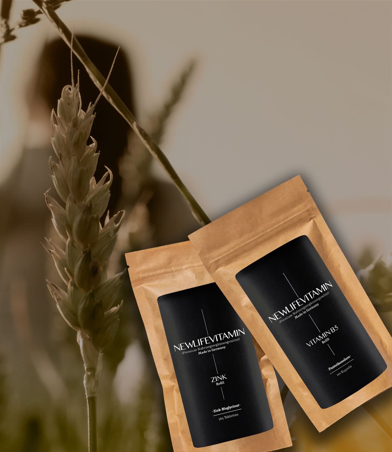 2 Produktbilder von Zink und Vitamin B5 und im Hintergrund unscharf ein Weizenfeld zu erkennen