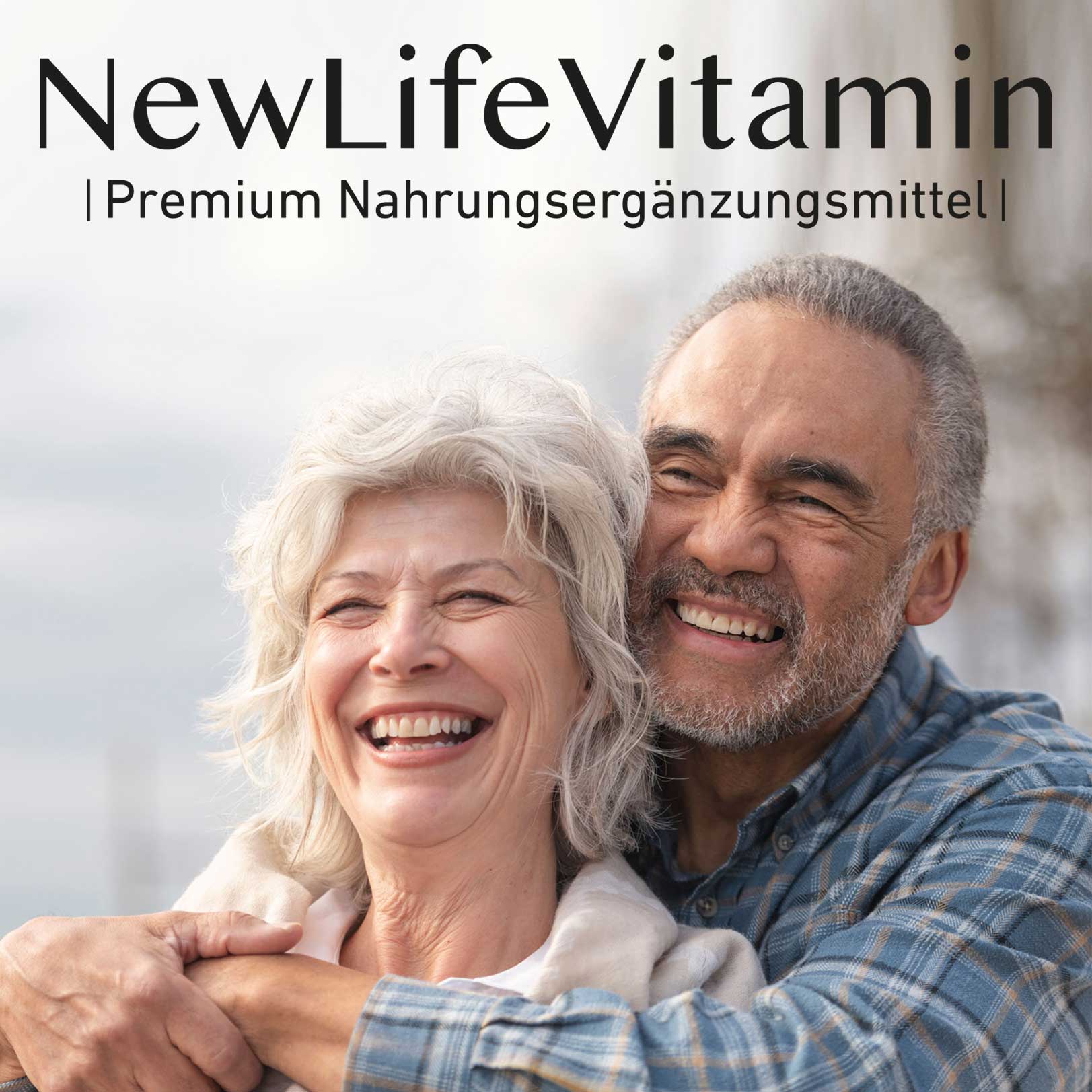 Lachende Frau wird von ihrem lachenden Mann umarmt