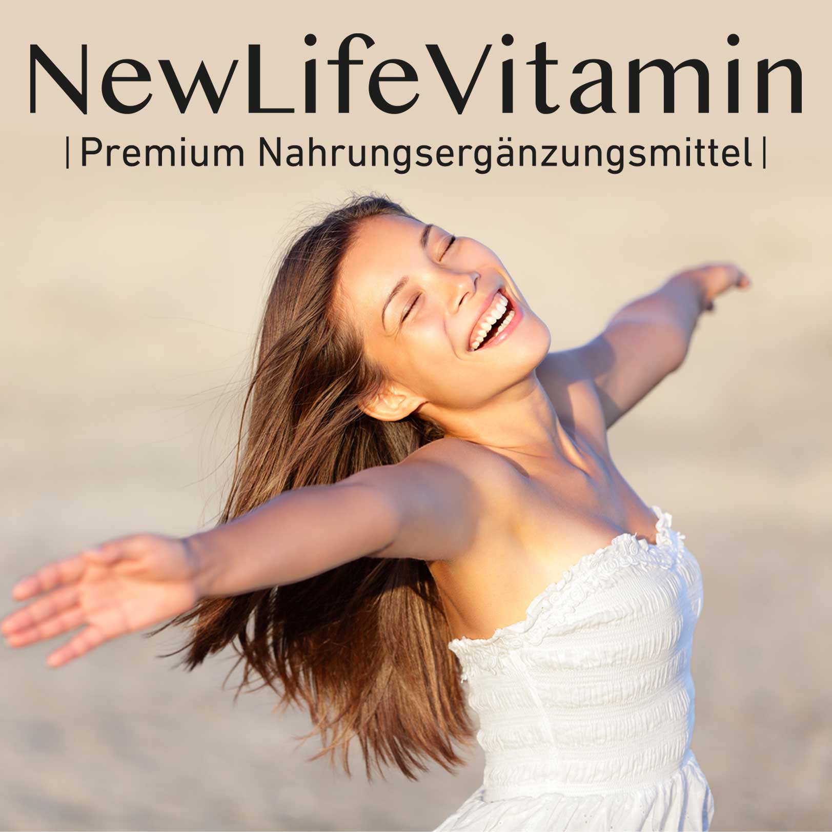 Lachende Frau am strand mit weißem Kleid