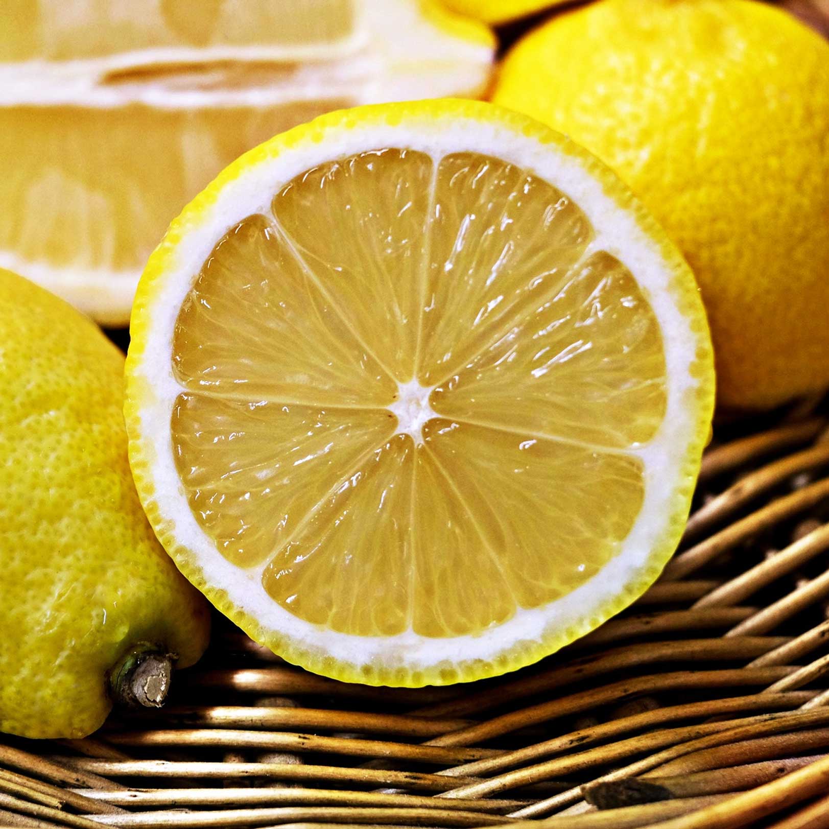 Aufgeschnittene Zitronen in einem Korb 