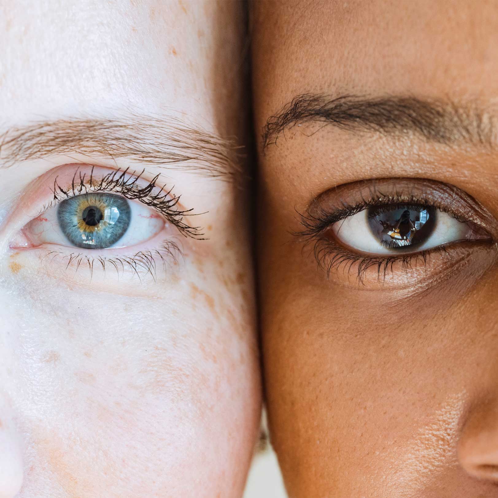 Zwei Frauen die ihre Gesichter aneinander halten